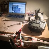 foto u fáze - "střeva venku" - alespoň že motor u kterého jsme na jednu fázi kablík snímání otáček už byl zase na svém místě