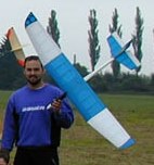 Fotografie nalezena na webu, měl by to být tento model. Pokud se pán na fotografii cítí poškozen, velice se omlouvám a fotografii ihned smažu.